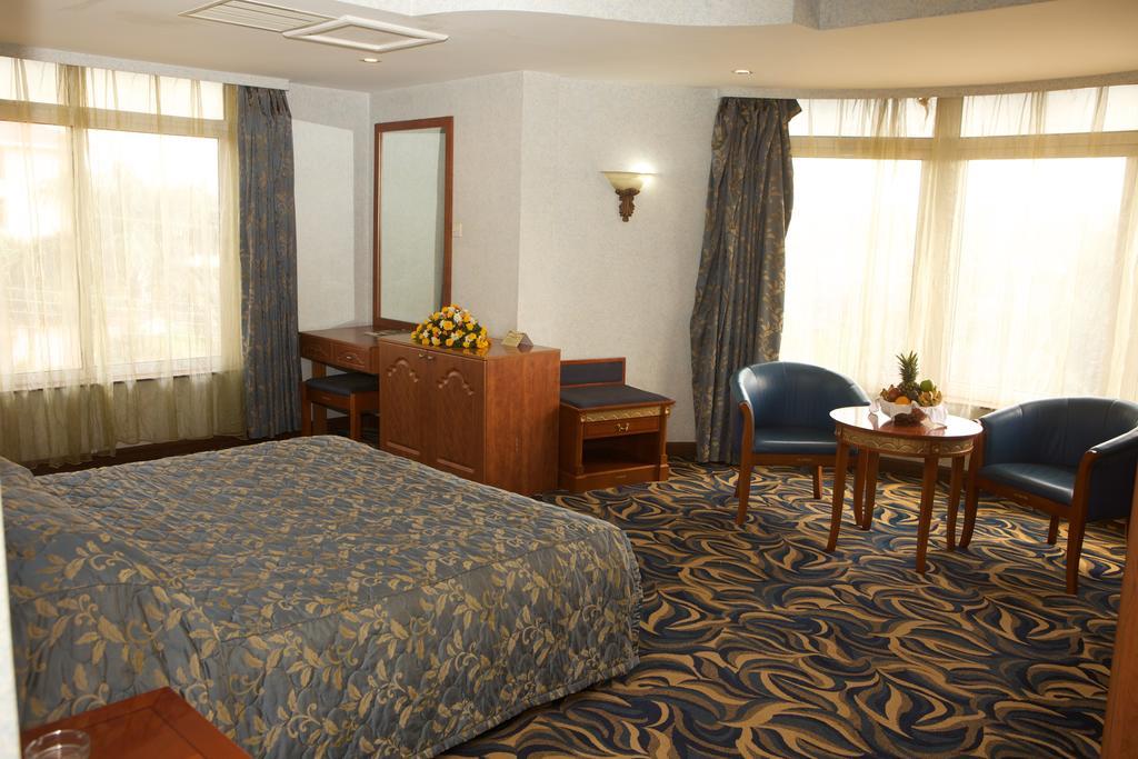 City Royal Resort Hotel Kyambogo  Zimmer foto